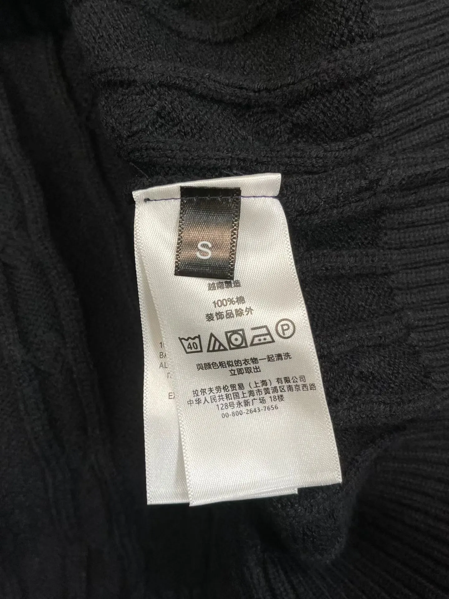 P276 Top quality products Top purchasing version SS25 new autumn product POLO Lavlauf Small logo embroidered twisted rope half-zip sweater Counter-color dyed wool blended cotton yarn High weight and high density Super high quality The wool is soft, delicate and skin-friendly. It feels soft and silky. The hand feel is not ordinary 💕 All color dyed high weight cotton yarn ensures no color difference. It adopts four-hole knitting method, tight and textured It is durable, does not deform and is not prone to pilling. It has a soft, warm and comfortable feel. It does not stick to your body when worn alone. It is absolutely perfect‼ ️Classic knitted clothing uses exquisite details and iconic brand symbols to reinterpret the charming charm, injecting low-key brand logo connotation into the entire design. It is simply amazing🉑️All produced on imported looms. The details are clearly visible. The collar label has an anti-counterfeiting chip. The double-layer main wheat has a built-in NFC anti-counterfeiting chip. The washing wheat is consistent with ZP. It is full of details. The details are well grasped. Challenge the market currency and are not afraid of random comparisons! The upper body effect is very good. No matter how you match it, it looks high-end and elegant. It has a high-end feel🫴 It is so versatile🍑It is a must-have for both men and women🉑️ Color: Black Gray Size: S-XL